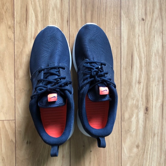 Nike Shoes - Nike roshe one size 6
